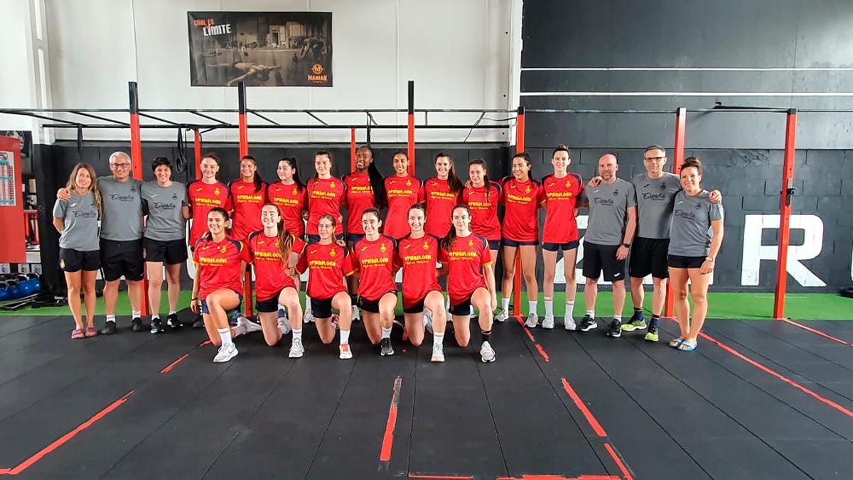 Imagen del equipo nacional juvenil de balonmano con el cuerpo técnico en un gimnasio de Palomares