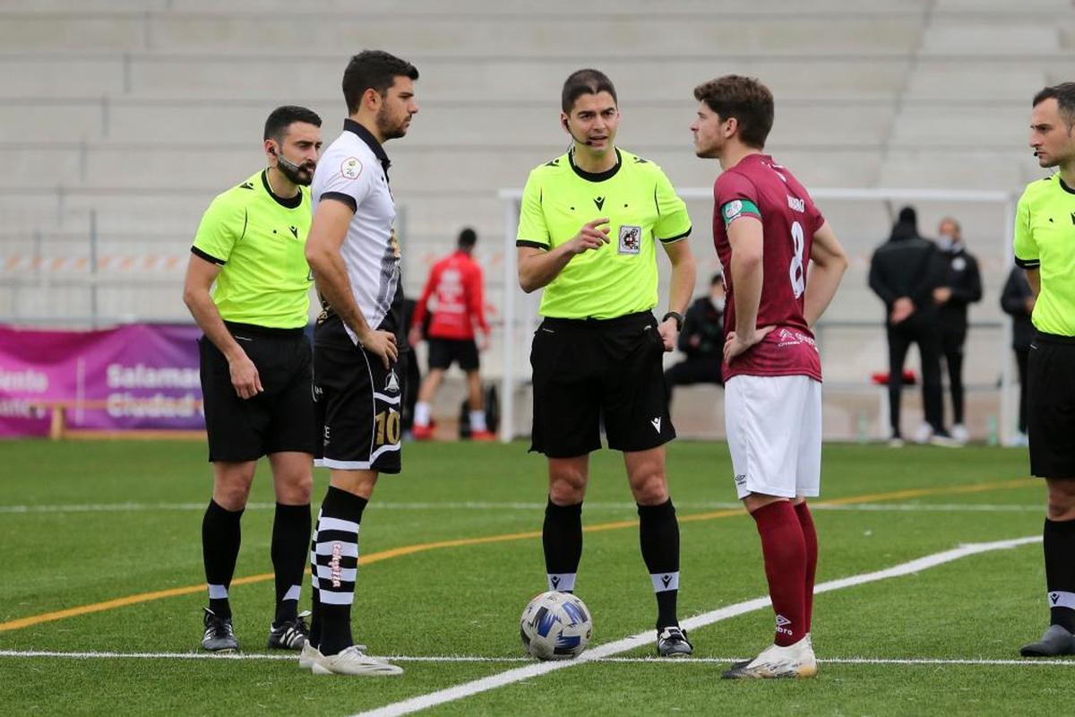 De la Nava y Amaro, capitanes del Unionistas y el Salamanca UDS, en el sorteo de campos del penúltimo derbi.