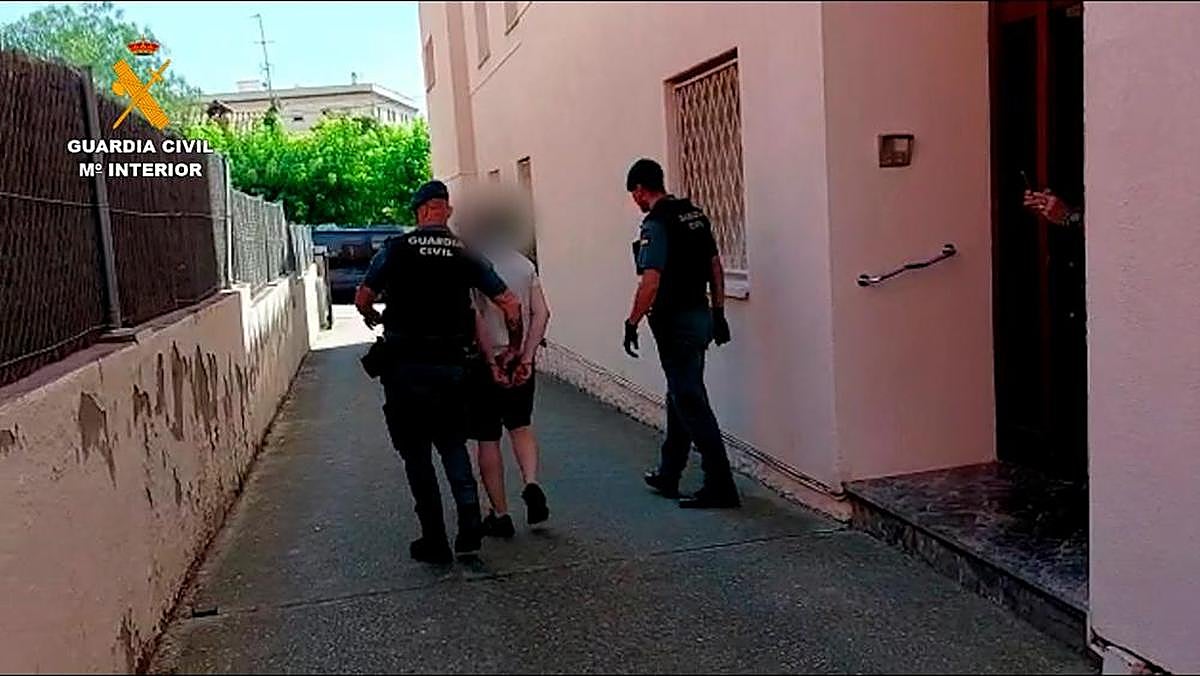 La Guardia Civil deteniendo al presunto pedófilo