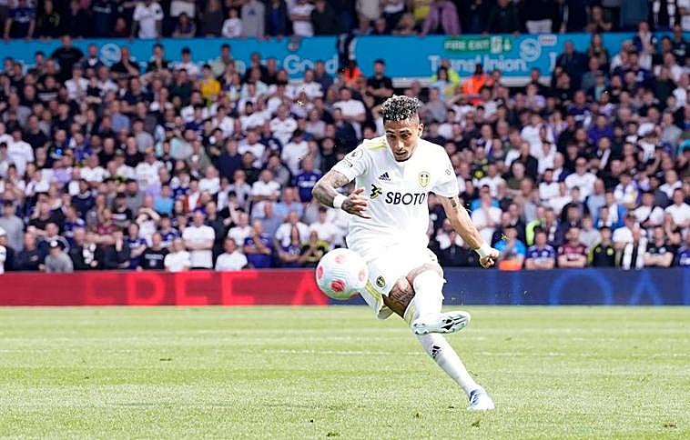 Raphinha llega a Barceona después de ayudar al Leeds United inglés a conseguir la permanencia.