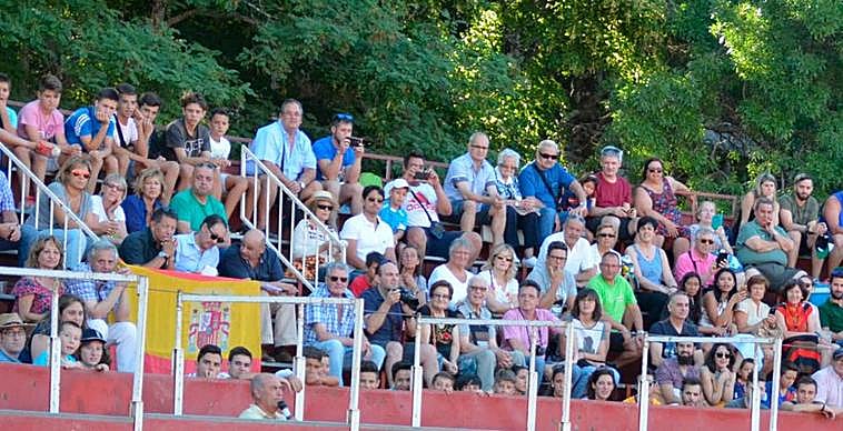 Imagen de los tendidos en uno de los últimos festejos en Candelario