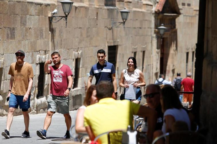 Varios jóvenes paseando por la calle Compañía