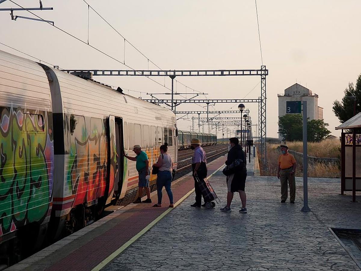 Un grupo de usuarios sube al tren en la estación de Cantalapiedra.