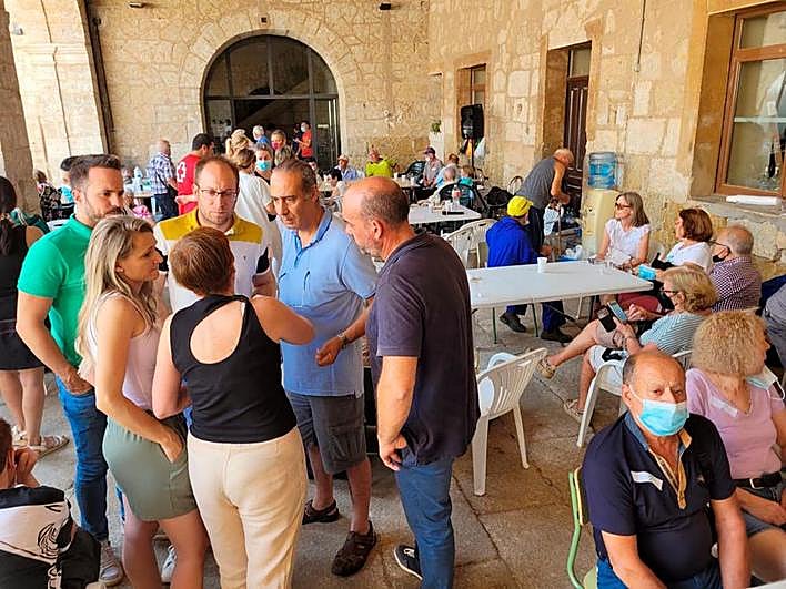 Vecinos de Guadapero y Morasverdes conversan con el alcalde de Ciudad Rodrigo, Marcos Iglesias.