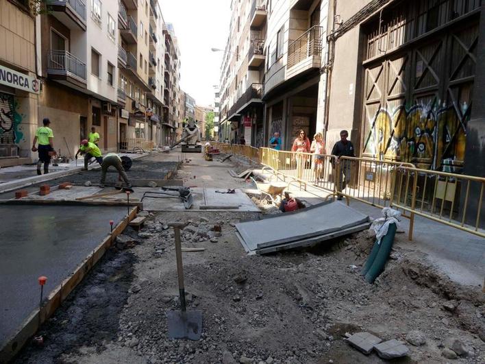 Las obras en la calle Álvaro Gil afectan a vecinos y transeúntes.