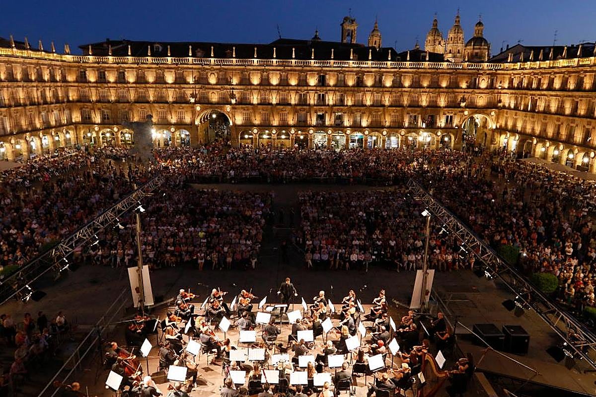 Uno de los conciertos que la OSCyL ha ofrecido en la Plaza Mayor.