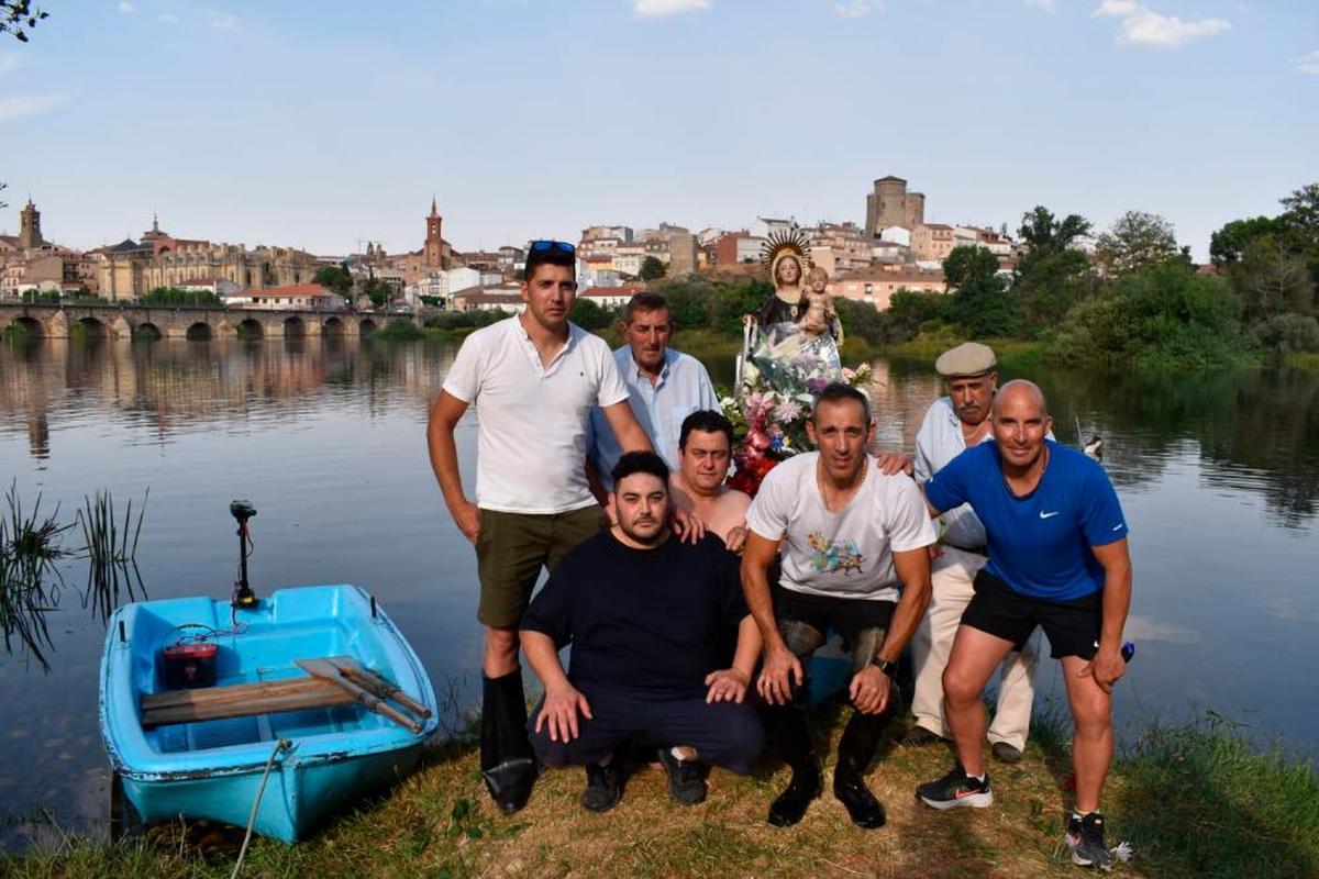 Los encargados de portar a la Virgen por el río.