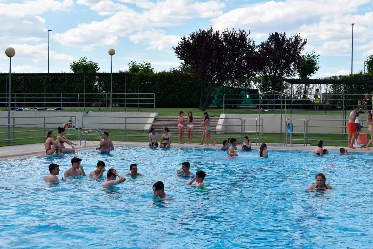 Un gran número de usuarios disfrutan de las instalaciones de las piscinas de Cabrerizos diariamente.