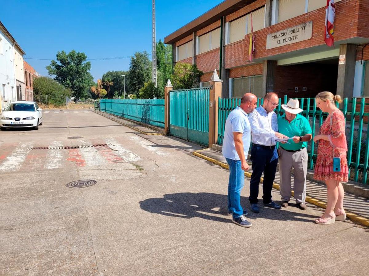 Ramón Sastre, Marcos Iglesias, José Manuel Jerez y Beatriz Jorge en el acceso al colegio “El Puente”.