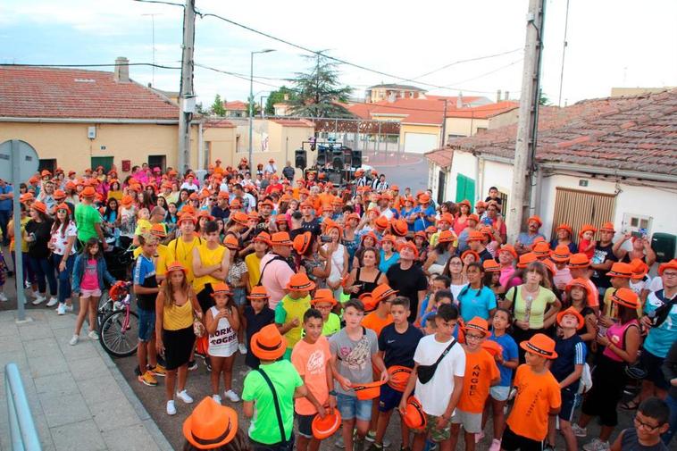 Jóvenes peñistas durante la celebración del pregón de las fiestas del año 2019.