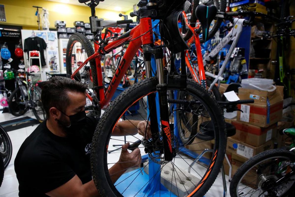 Un autónomo salmantino repara una bicicleta en su taller