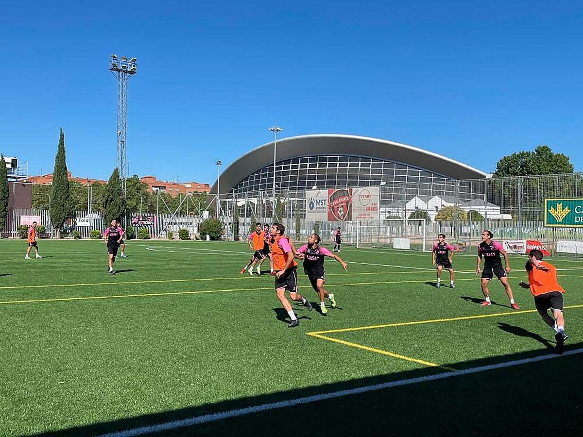 Carlos de la Nava, buscando balones aéreos en el entrenamiento.