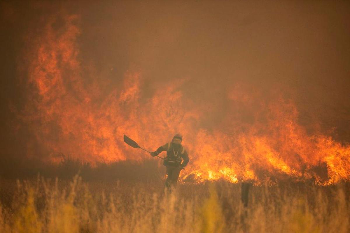 Efectivos de bomberos durante el incendio de la Sierra de la Culebra