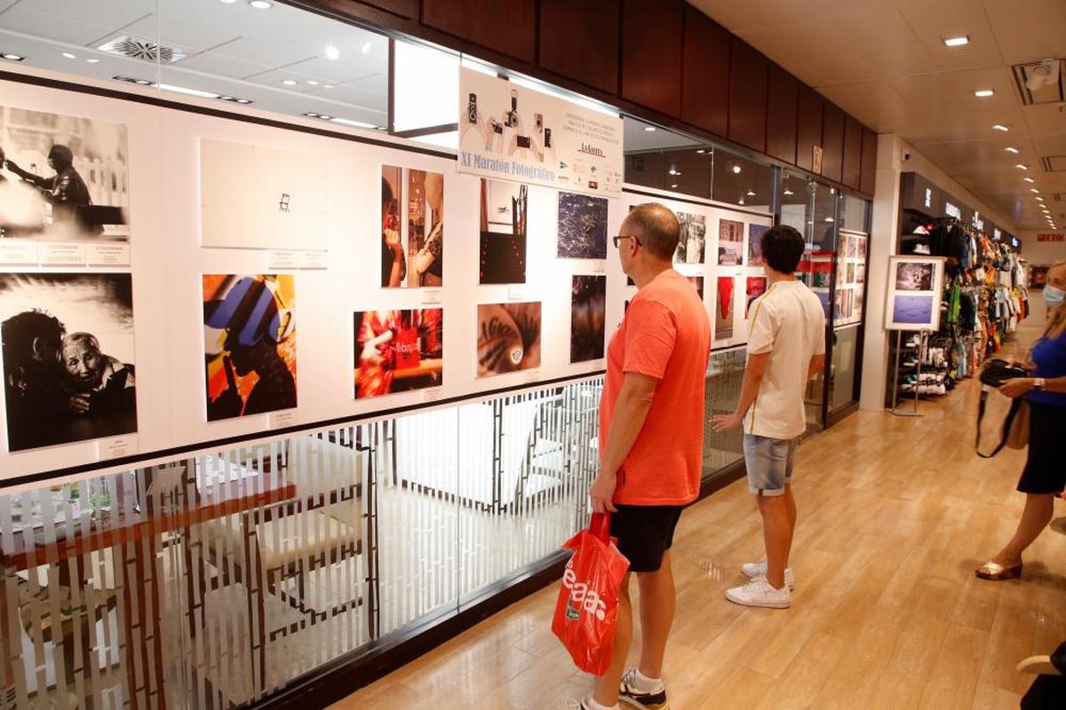 Visitantes en la exposición en la sexta planta del centro comercial