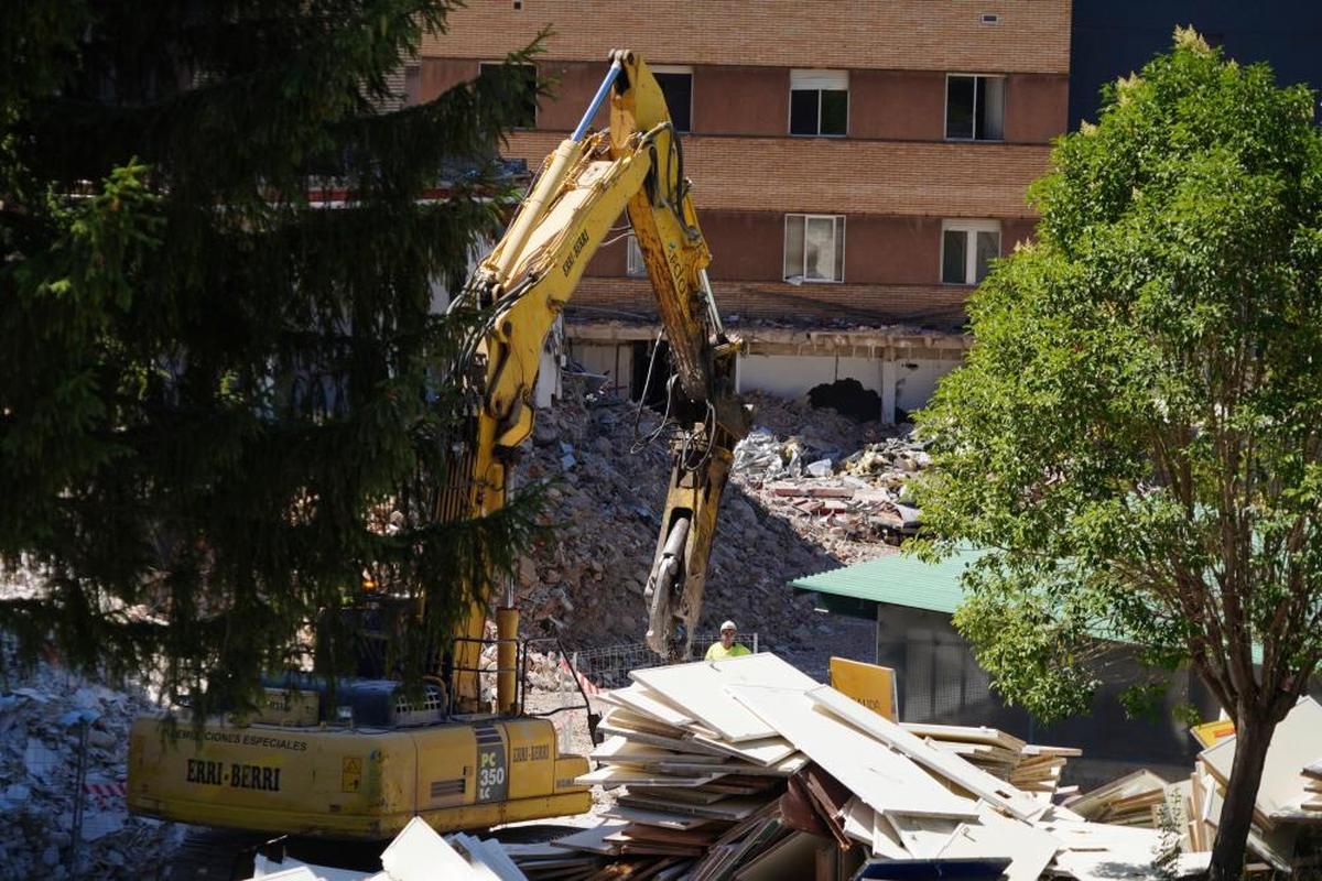 Las máquinas para la demolición ‘muerden’ las paredes del Hospital Clínico