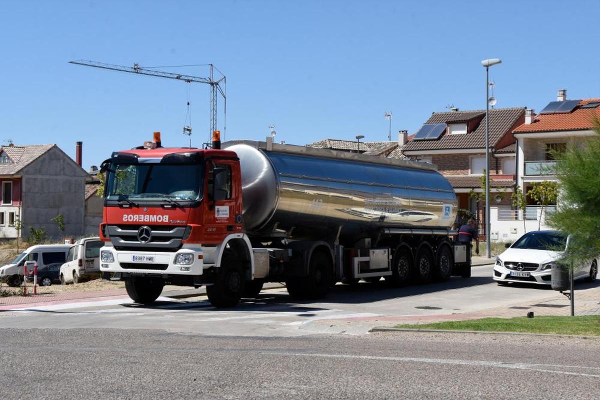 Un camión cisterna abastece a un pueblo salmantino