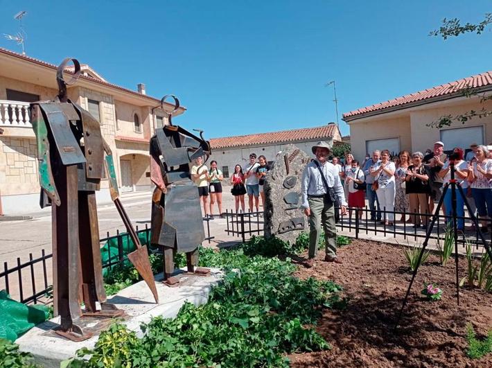 El escultor local José Luis Oliveira es el autor de la obra en honor a los campesinos