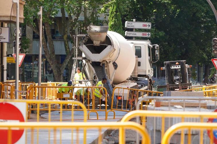 Operarios trabajando en una obra en la ciudad