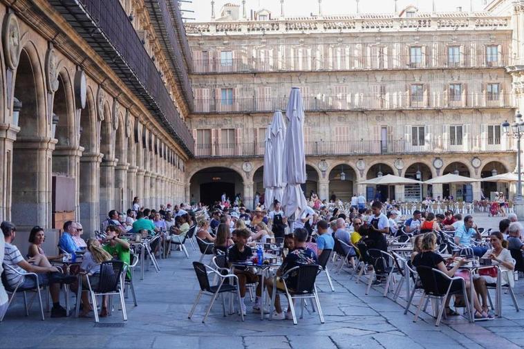 Varios camareros trabajando en una terraza en la Plaza