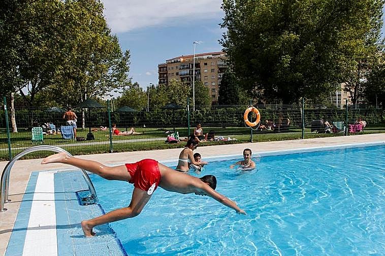 Niños bañándose en la piscina de Garrido