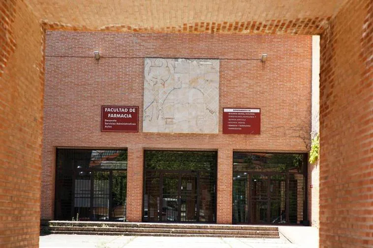 Jóvenes marroquíes usan las plazas de la Universidad de Salamanca para tener el visado
