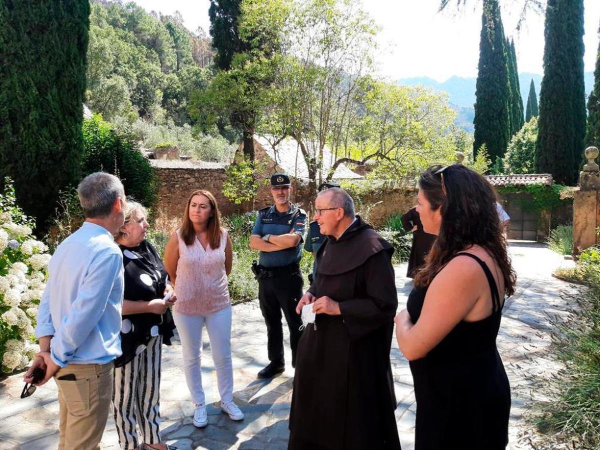 Miguel Ángel Luengo, Encarnación Pérez, Virginia Barcones, Igor de la Casa, el padre Miguel Ángel y Soledad Ruiz, durante la visita ayer al monasterio del Desierto de San José de Las Batuecas.