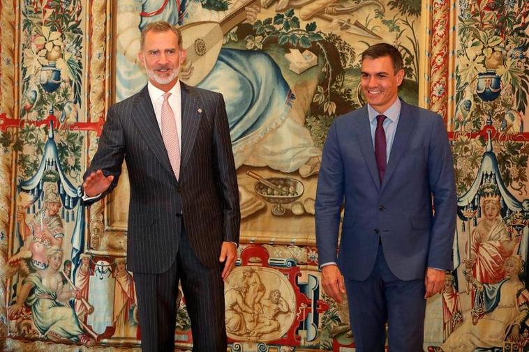 El Rey Felipe VI y el presidente del Gobierno, Pedro Sánchez, a su llegada a su reunión en el Palacio de la Almudaina.