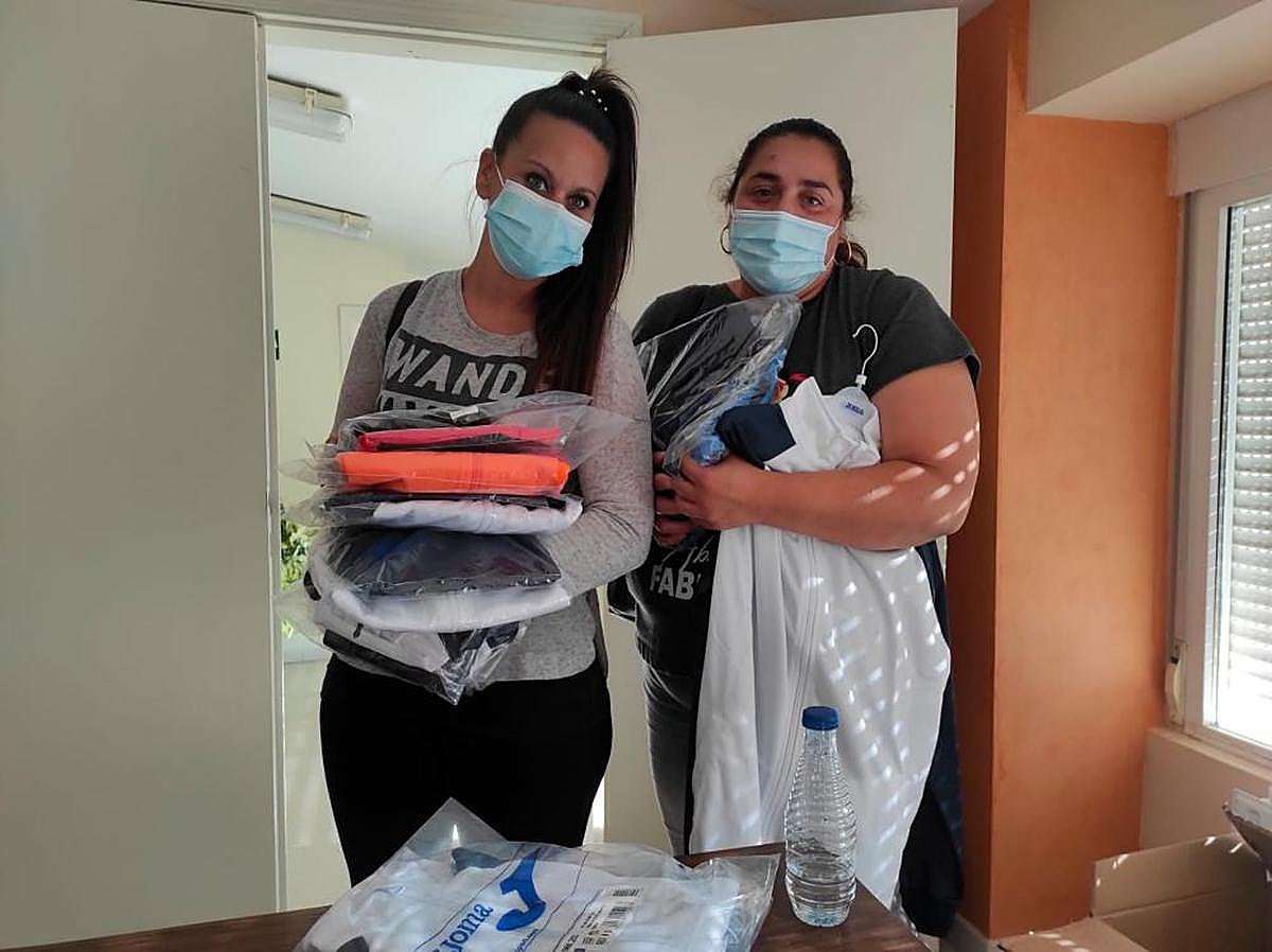Dos madres recogiendo los chándales que se entregaron el pasado año a cada escolar de Terradillos.