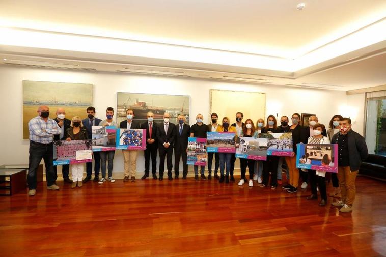 Foto de familia con los organizadores, patrocinadores y galardonados en el XI Concurso Fotográfico “Así somos en mi pueblo”, organizado por LA GACETA en 2021.