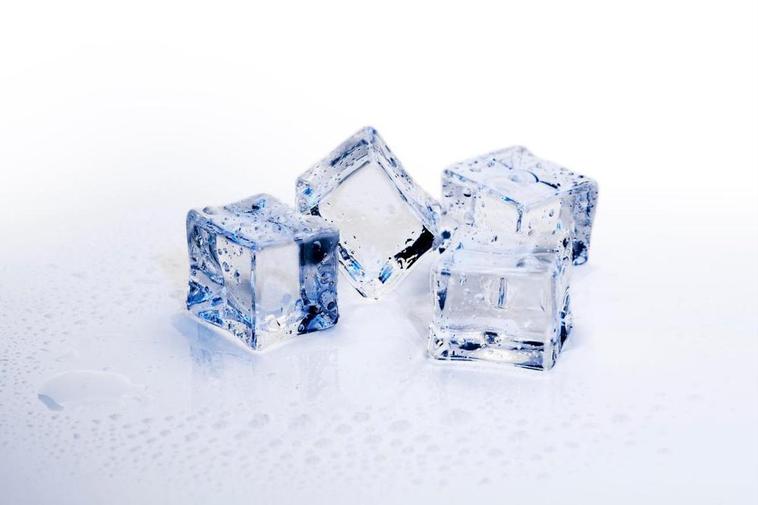El hielo puede servir tanto para enfriar bebidas como para conservar alimentos.