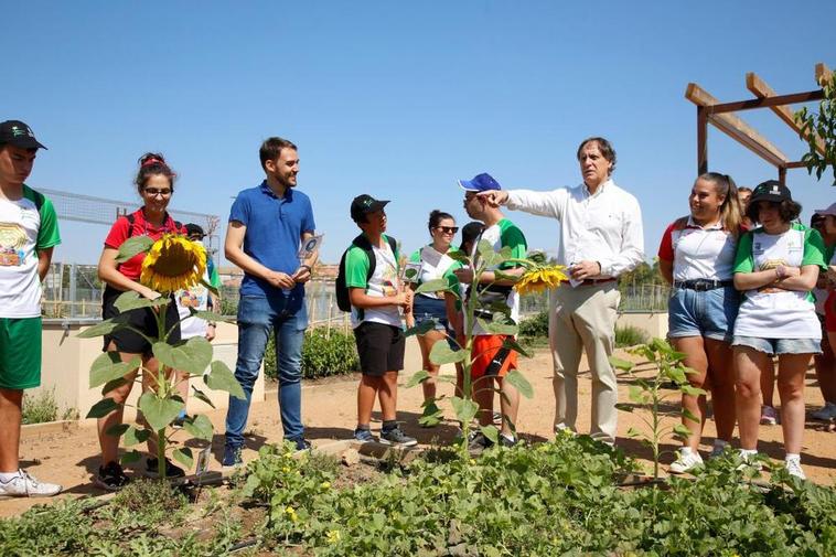 El alcalde, Carlos García Carbayo, en los huertos urbanos de la Fundación AVIVA.