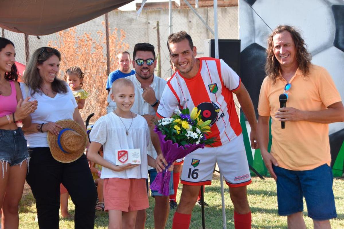 María recibiendo una placa por parte del Club Encinas de Abajo.