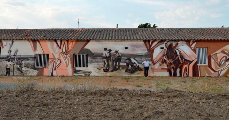 Las nuevas tres imágenes en el mural de Carbajosa de la Armuña, aventando el cereal, con la media fanega metiéndolo en sacos y el burro cargado.