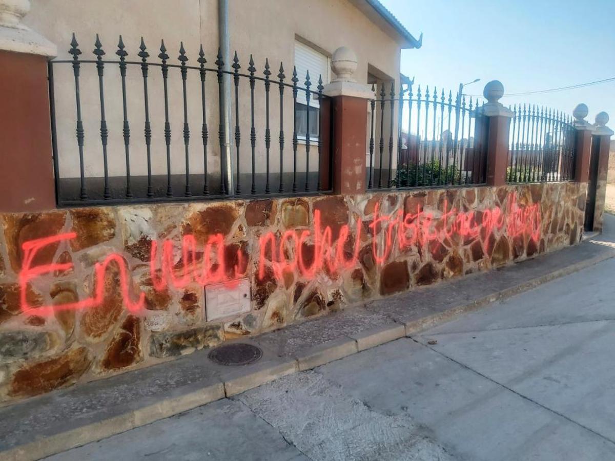 Con esta pintada amaneció este sábado la fachada de la vivienda del alcalde de Palaciosrubios.