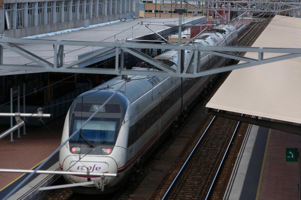 Llegada del Alvia a Salamanca, sucedáneo de la alta velocidad que conecta Salamanca con Madrid.