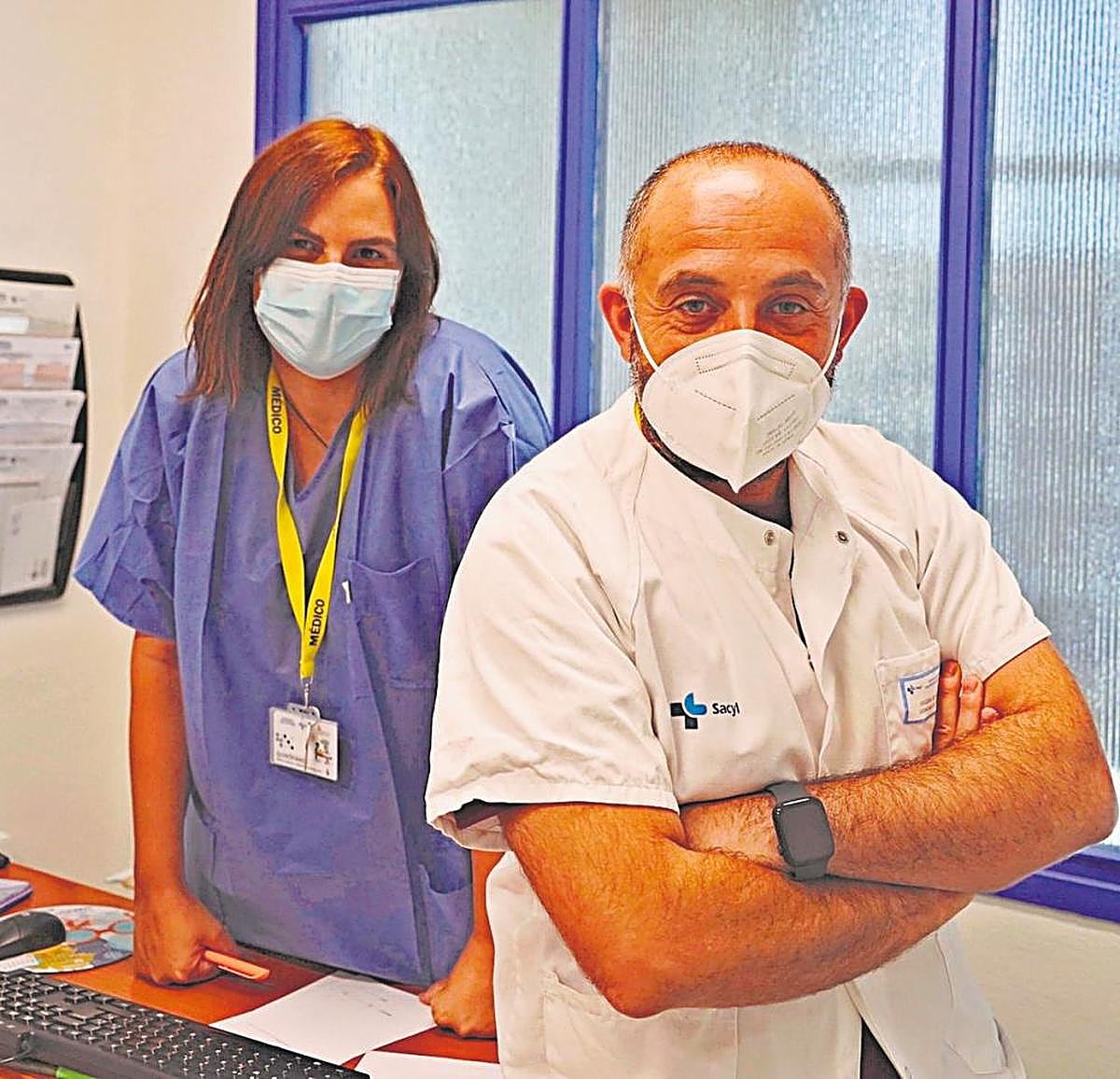 Virginia Velasco, responsable de la consulta, y Moncef Belhassen, especialistas en Enfermedades Infecciosas.