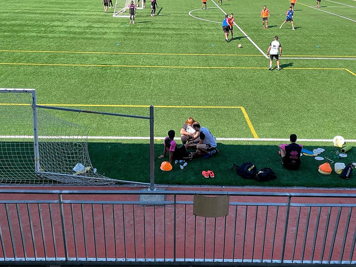 Marcos Báez es atendido después de lesionarse en la rodilla izquierda