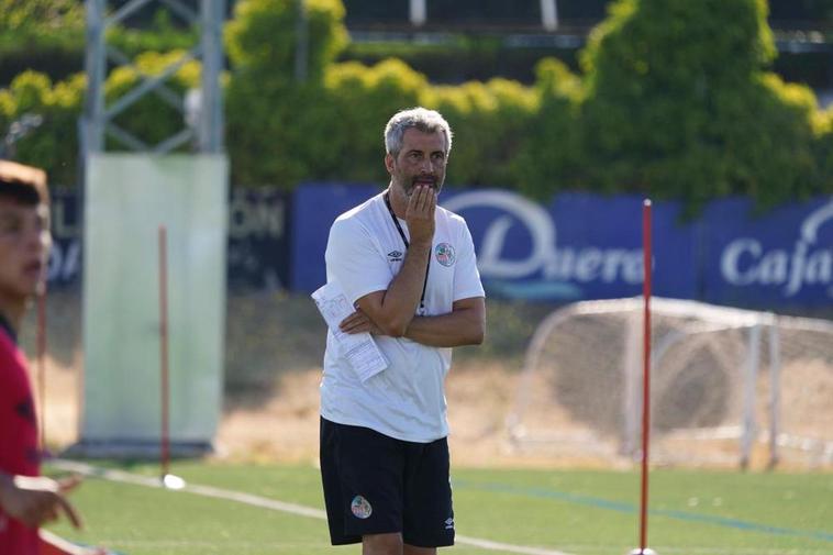 María Hernández observa a sus futbolistas en el entrenamiento del pasado martes en el Tori.