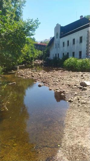 Imagen del río a su paso por el Museo Textil con apenas caudal.