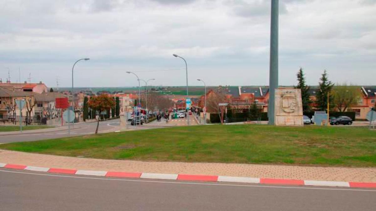 La entrada de Villamayor por la SA-300, donde llegará el carril bici