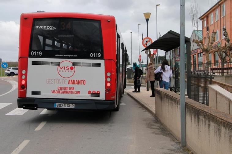 Jóvenes viajeros subiendo al autobús en Villamayor de Armuña.