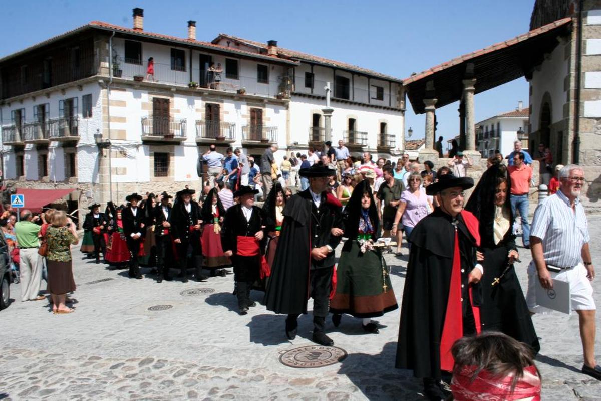 Imagen del cortejo de la Boda Típica de 2009 con los novios y los padrinos en el inicio del recorrido desde la plaza del Humilladero de Candelario