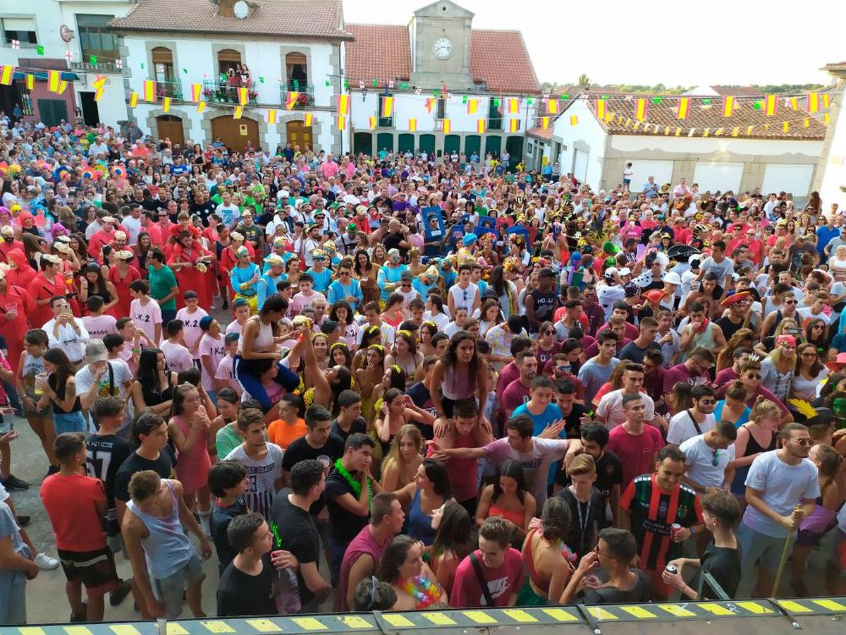 Imagen del chupinazo de las fiestas del año 2019 con la Plaza llena de público.