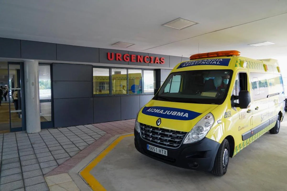 Una ambulancia llega a la puerta de Urgencias del nuevo Hospital de Salamanca