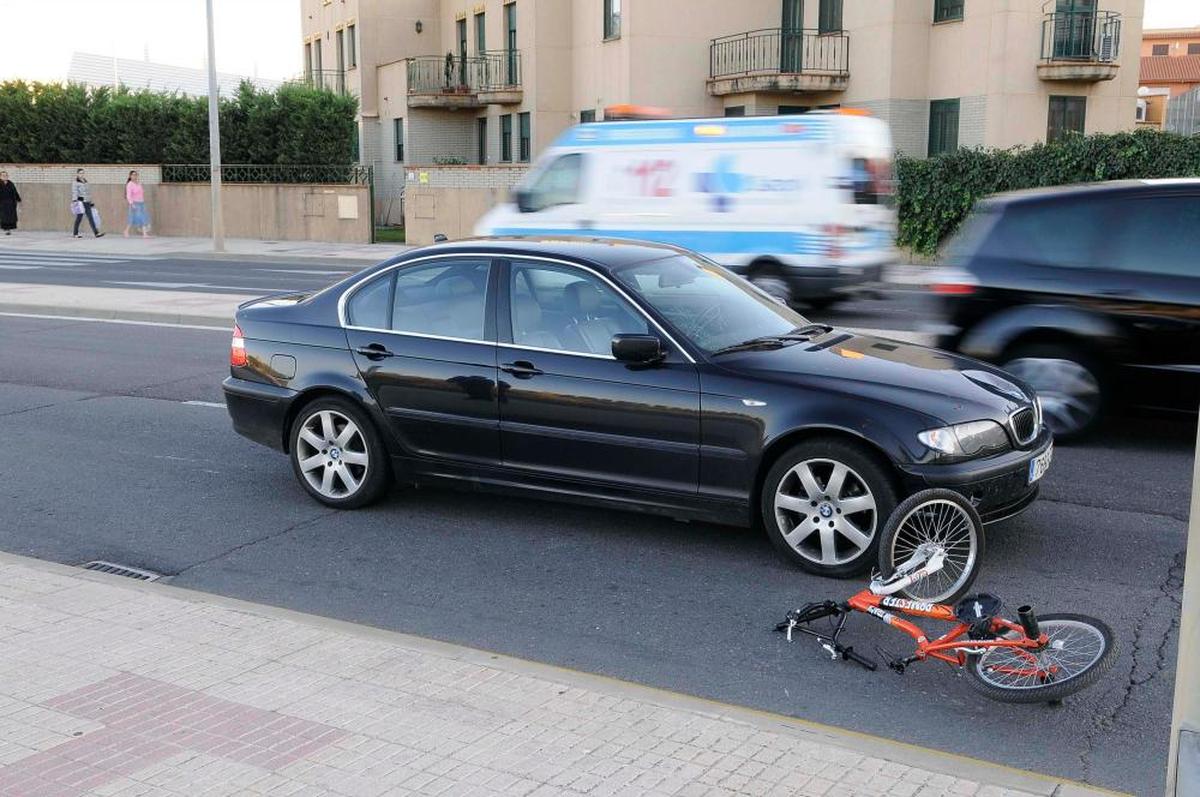 Accidente de un turismo y una bicicleta.