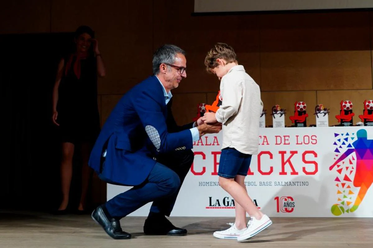 MÁXIMO GOLEADOR SEGUNDA PREBENJAMÍN. Juan Benito Bernal recibe el trofeo de manos de Miguel Ángel Huerta, vicerrector de Coordinación Estratégica y Calidad de la Universidad Pontificia de Salamanca