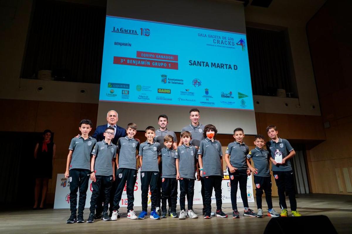 EQUIPO GANADOR TERCERA BENJAMÍN GRUPO 1. El Santa Marta D recibe el trofeo de manos de Jesús María Ortiz, diputado provincial de Deportes de la Diputación de Salamanca.