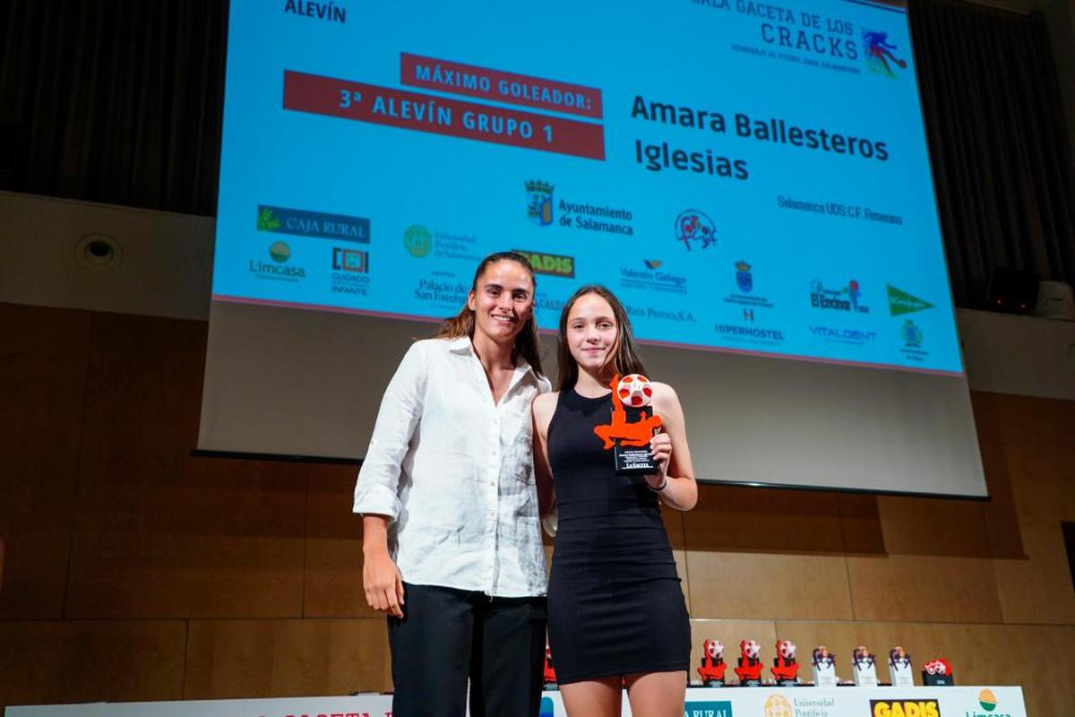 MÁXIMO GOLEADOR TERCERA ALEVÍN GRUPO 1. Amara Ballesteros, del Salamanca FF Femenino, recibe el trofeo de manos de la jugadora del Atlético de Madrid y de la Selección Española Carmen Álvarez