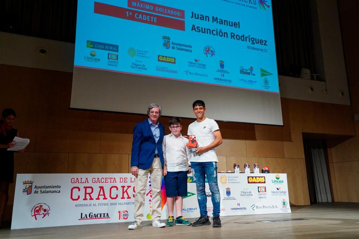 MÁXIMO GOLEADOR PRIMERA CADETE. Juan Manuel Asunción Rodríguez, del Real Salamanca Monterrey, recibe el trofeo de manos de Enrique Julián Rodilla, consejero delegado de Promociones El Encinar