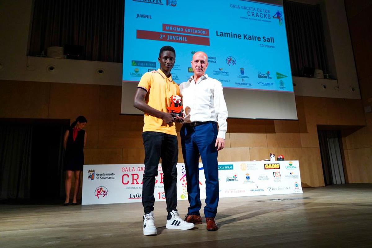 MÁXIMO GOLEADOR SEGUNDA JUVENIL. Lamine Kaire Sall, del Trinitarios, recibe el trofeo de manos de Vicente Jaén, director de área de desarrollo de negocio y marketing de Caja Rural de Salamanca